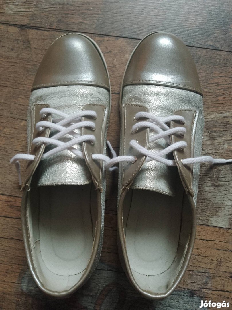 Ezüst-fehér színű cipő 