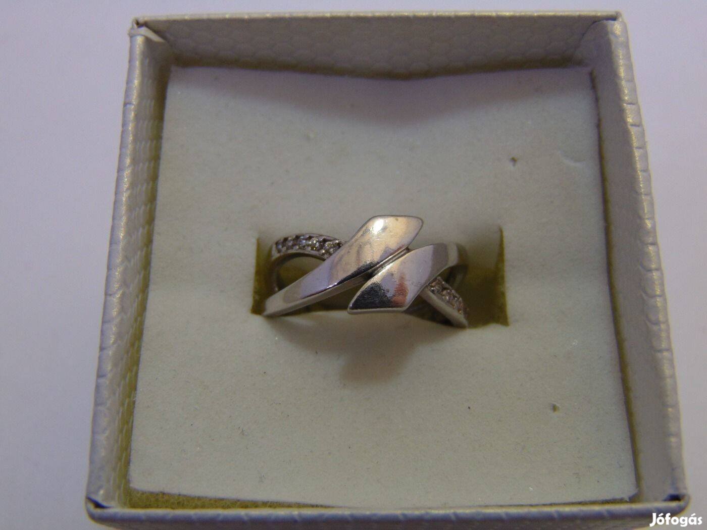 Ezüst gyűrű apró strasszkövekkel, 17,25 mm