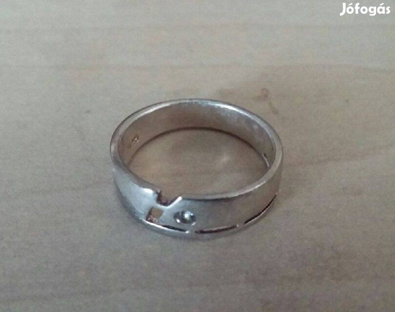 Ezüst gyűrű egy kisköves