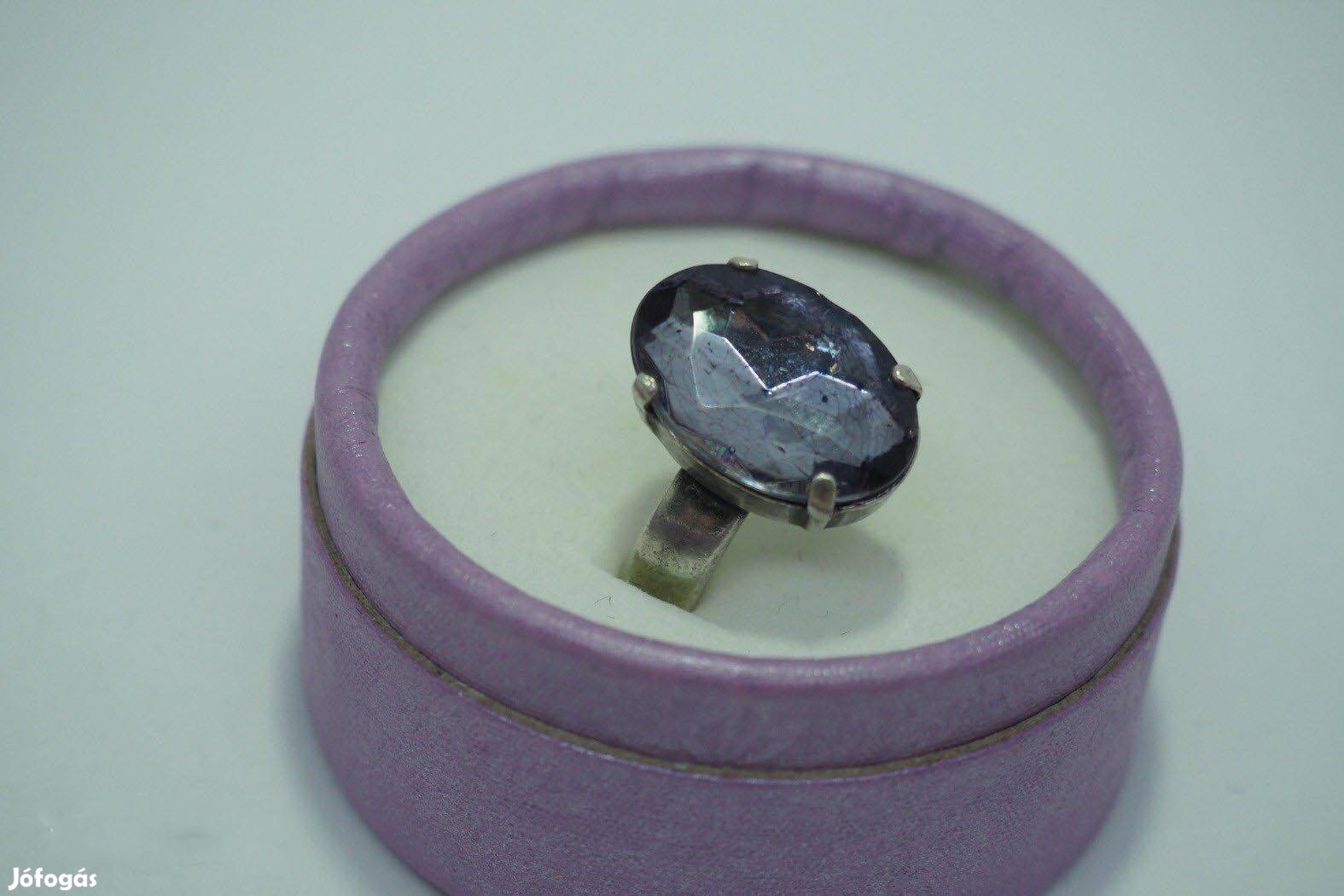 Ezüst gyűrű nagy, ovális, lila kővel, 16,25 mm