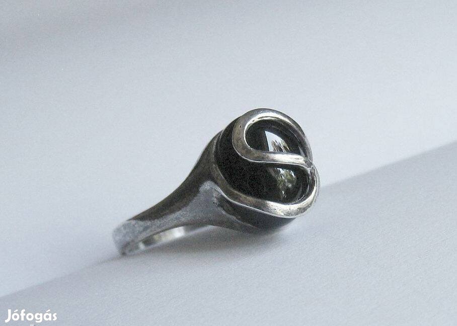 Ezüst gyűrű ónix kővel, 17 mm