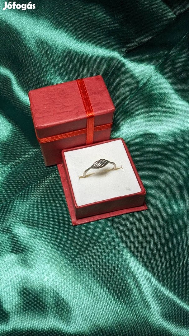 Ezüst gyűrűk különböző méretben és stílusban 