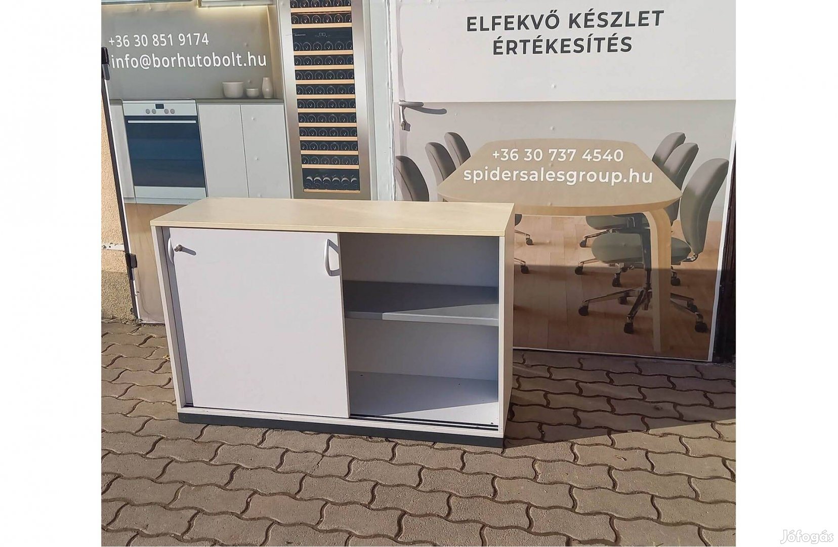 Ezüst-juhar tolóajtós szekrény, 120x40 cm - használt irodabútor