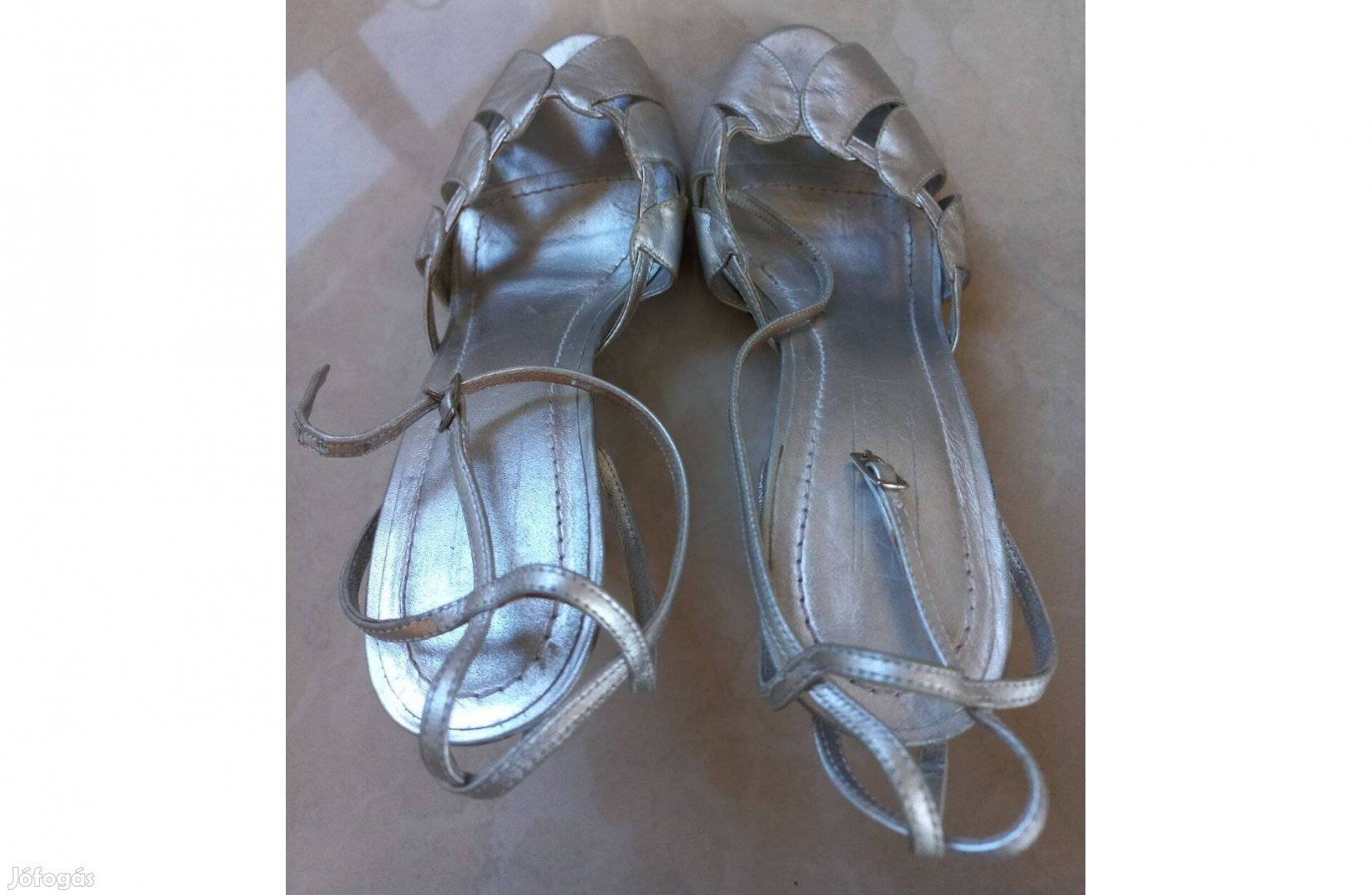 Ezüst magassarkú szandál