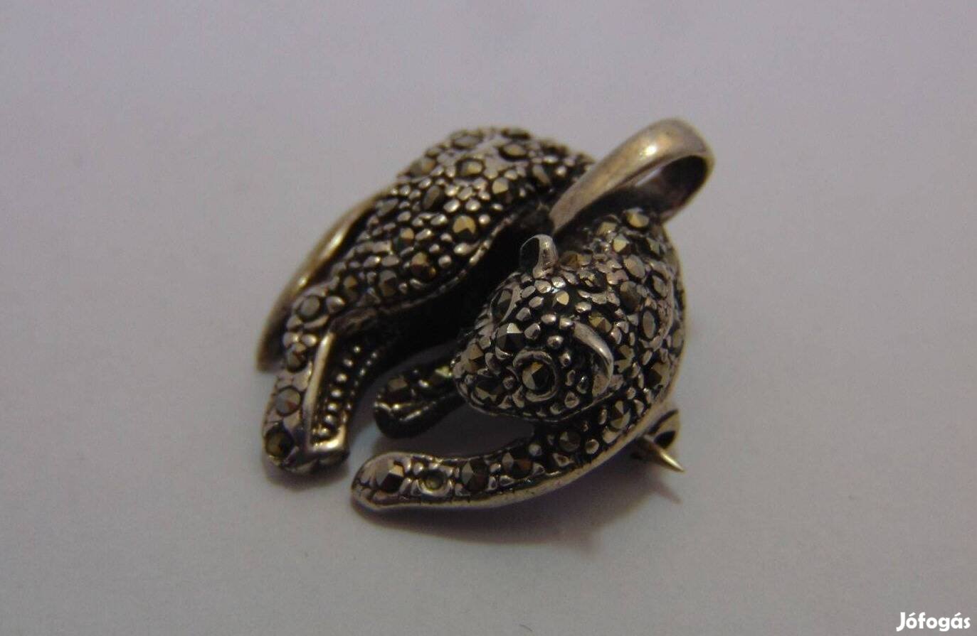 Ezüst medál és bross egyben, markazitokkal