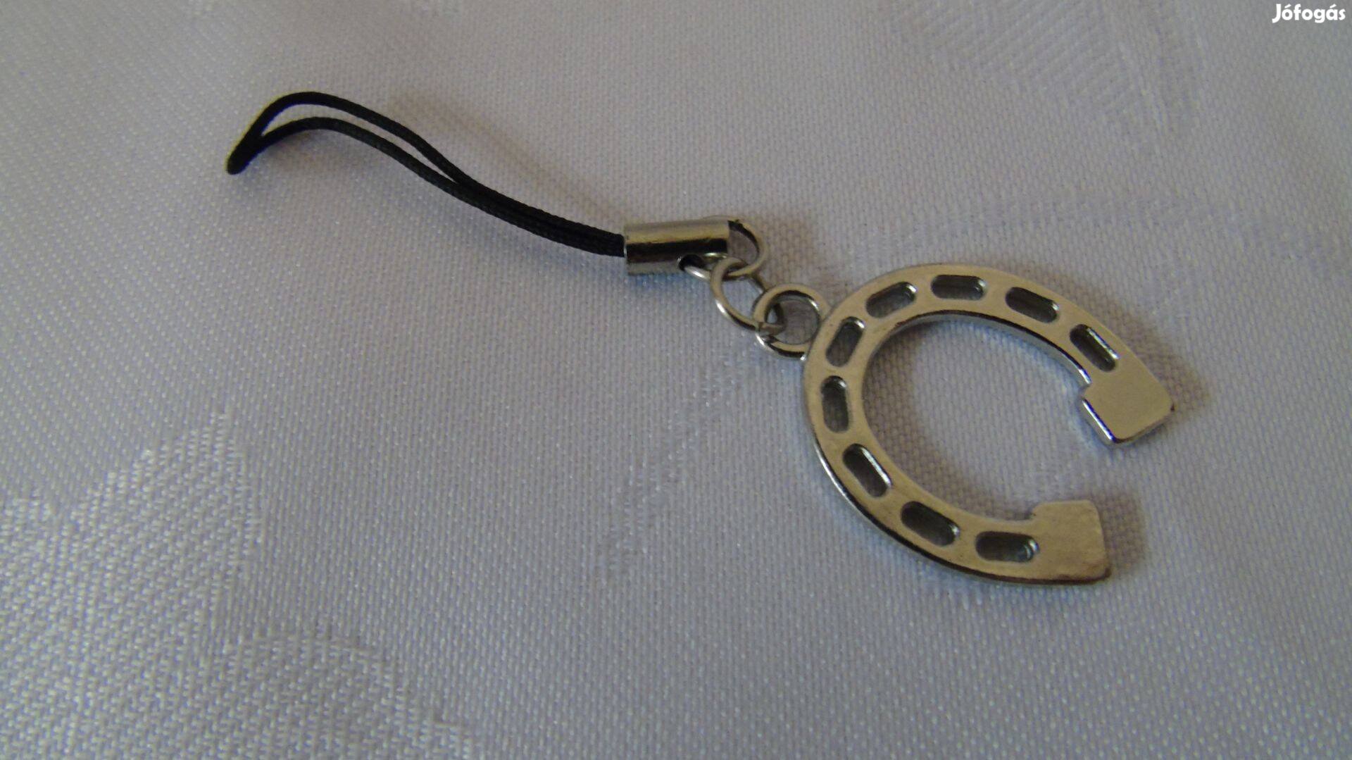 Ezüst színű fém lópatkó mobiltelefon dísztárgy