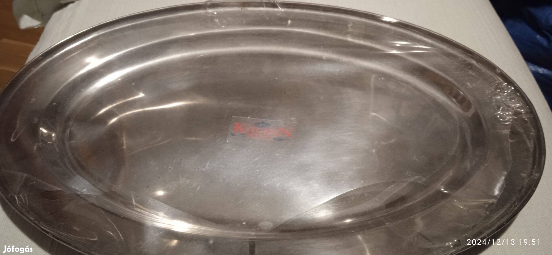 Ezüst színű kínáló tálca