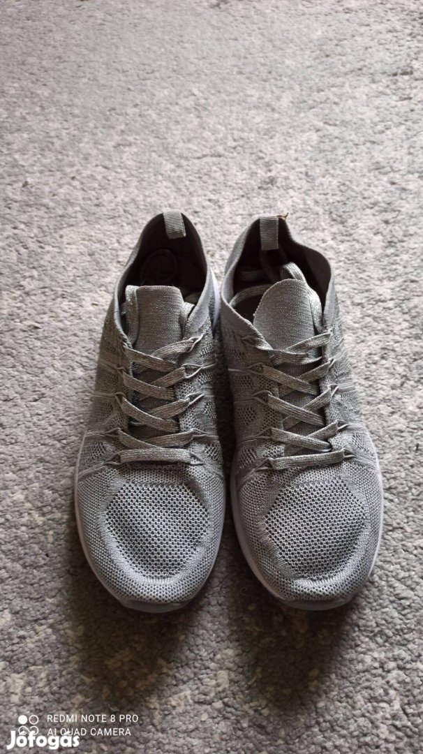 Ezüstösen csillogó szürke női sneaker cipő