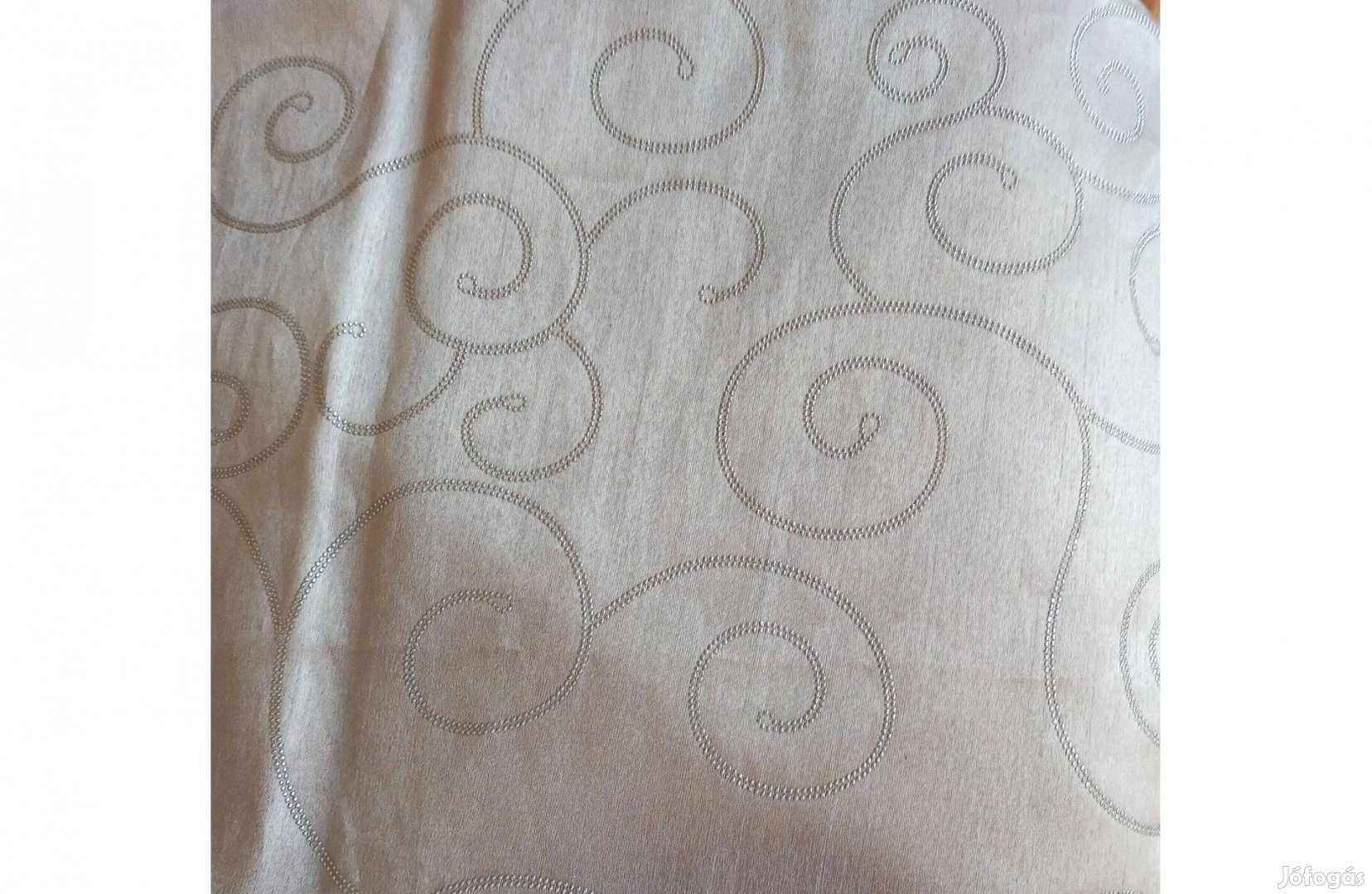 Ezüstszínű, hímzett mintás, rövid (135 cm ) sötétítő függöny