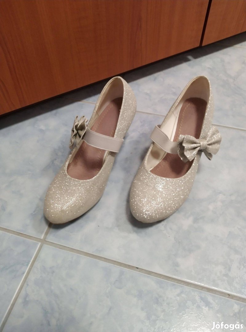 Ezüstszínű csillogós cipő 38-as méret