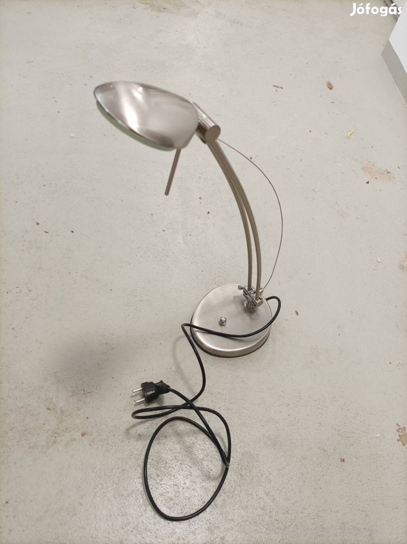 Ezüstszínű fém asztali lámpa