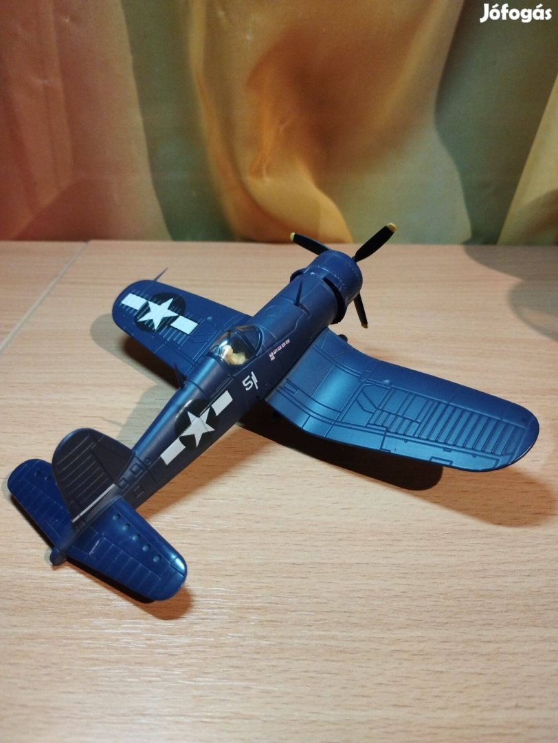 F4U 1D, VMF-323 II. Világháborús repülőgép modell talppal