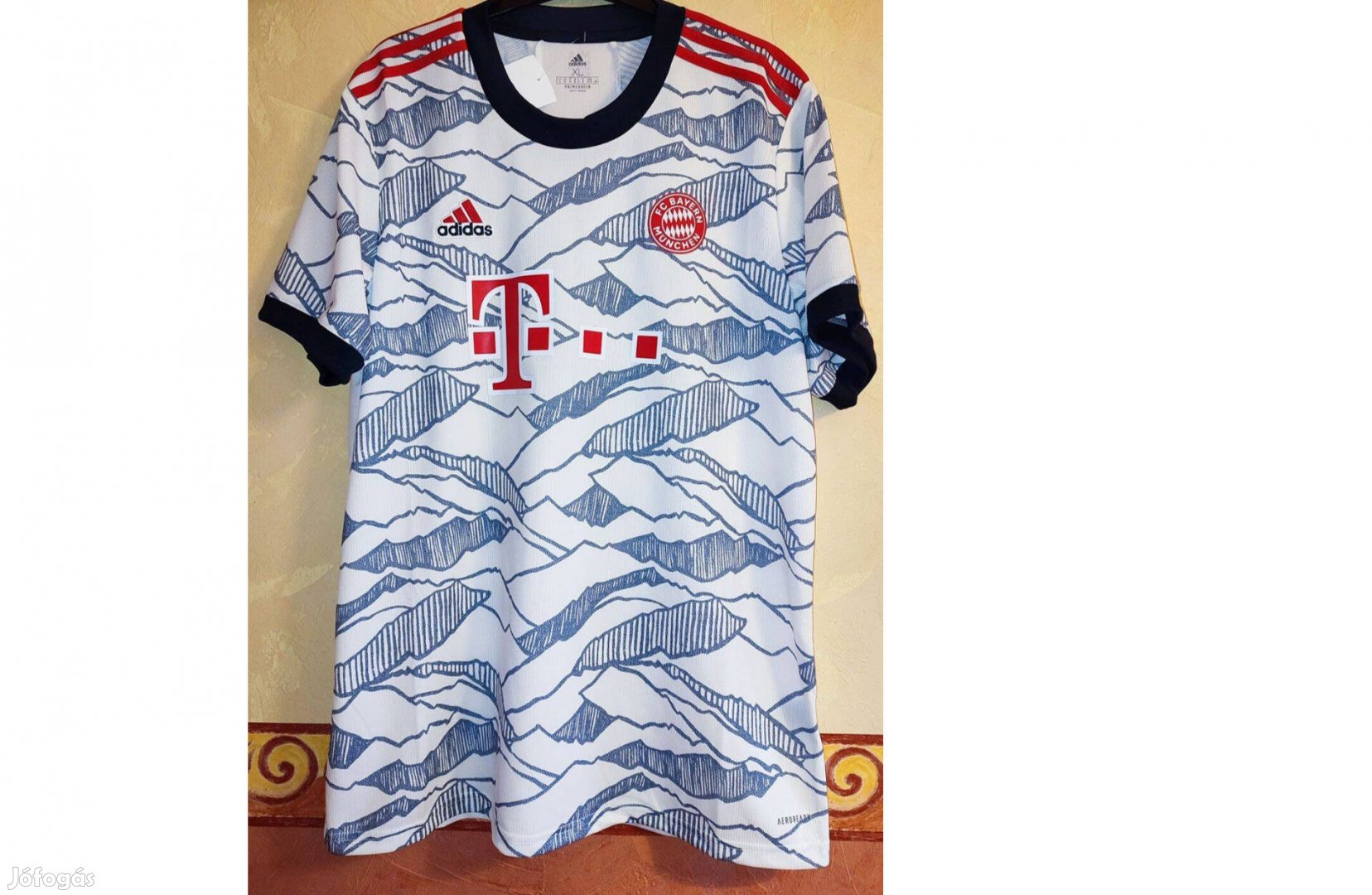 FC Bayern München eredeti adidas 2021-22-es fehér mintás mez (XL)