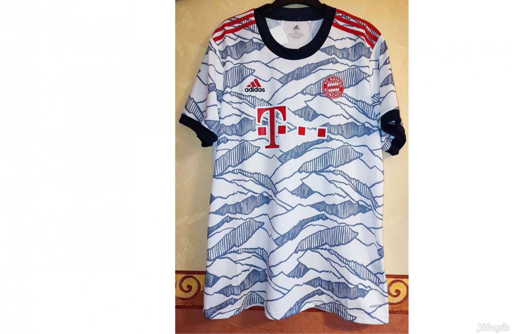 FC Bayern München eredeti adidas 2021-22-es fehér mintás mez (XL)