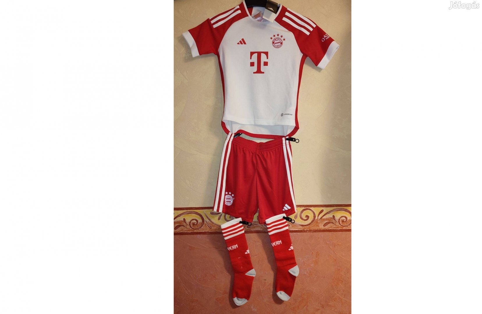 FC Bayern München eredeti adidas fehér piros gyerek szett (116)