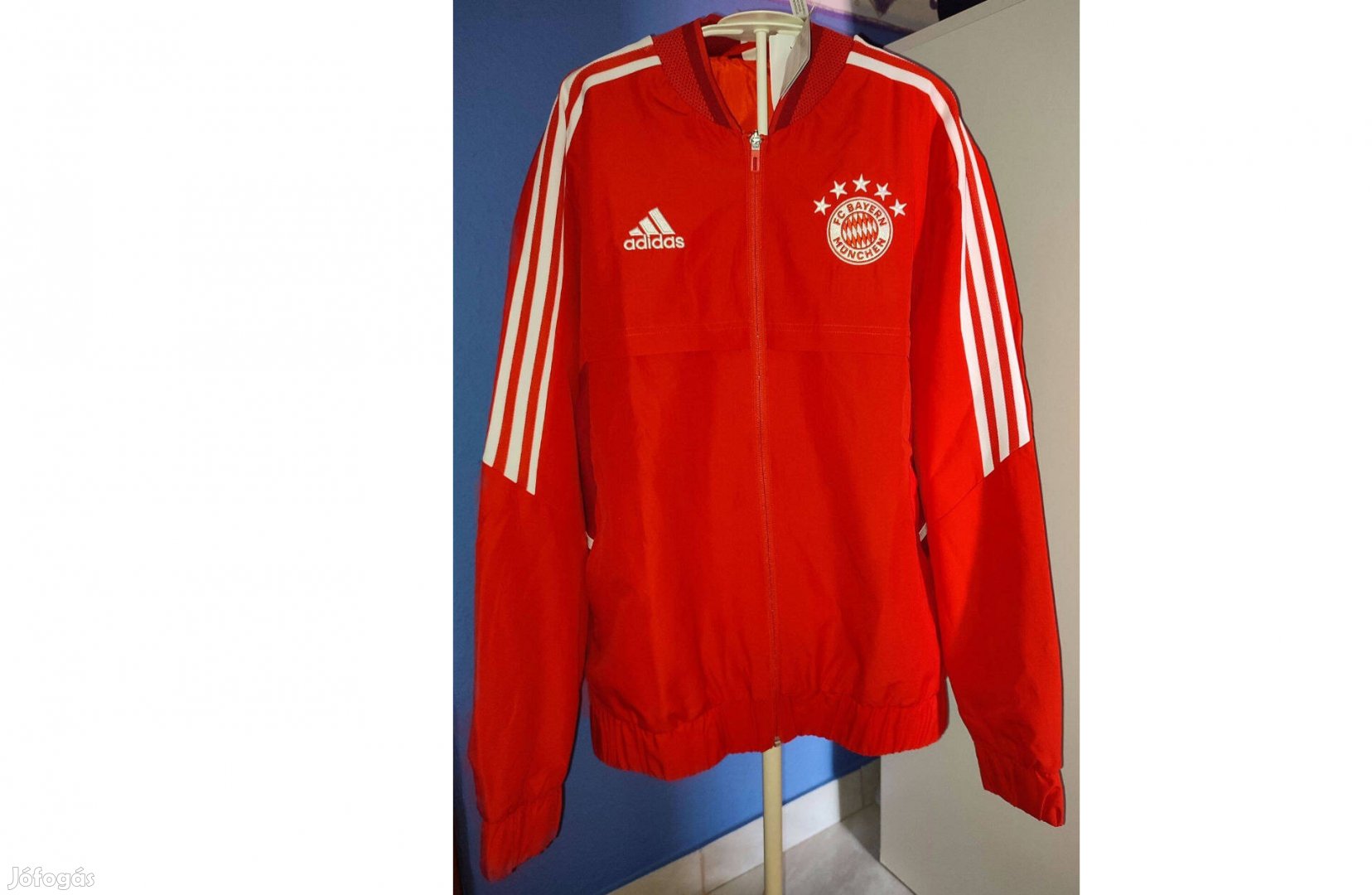 FC Bayern München eredeti adidas piros fehér dzseki (több méret)