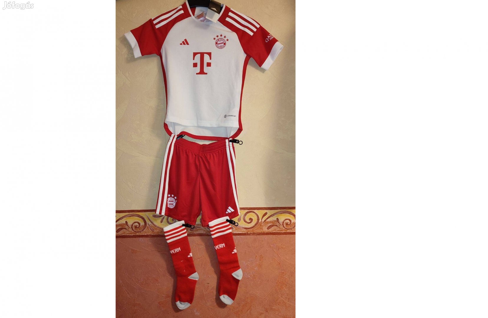FC Bayern Müncheneredeti fehér piros adidas 23-24 gyerek