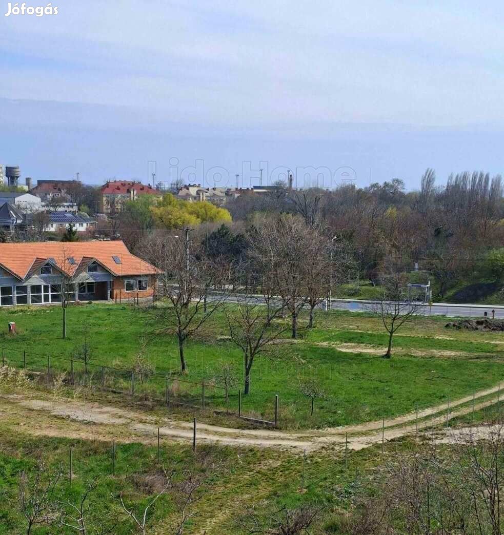 FEJLESZTÉSI TELEK ELADÓ PÉTFÜRDŐN! Ritka lehetőség!