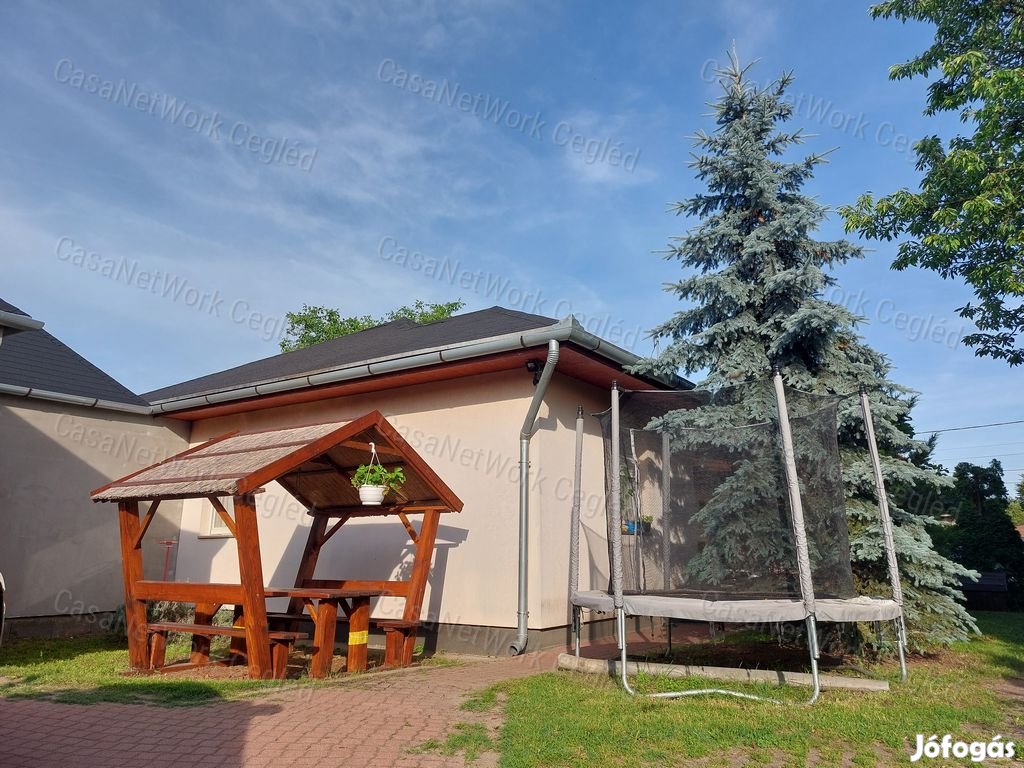 FELSŐPAKONY. ELADÓ 90 m2 IKERHÁZFÉL.