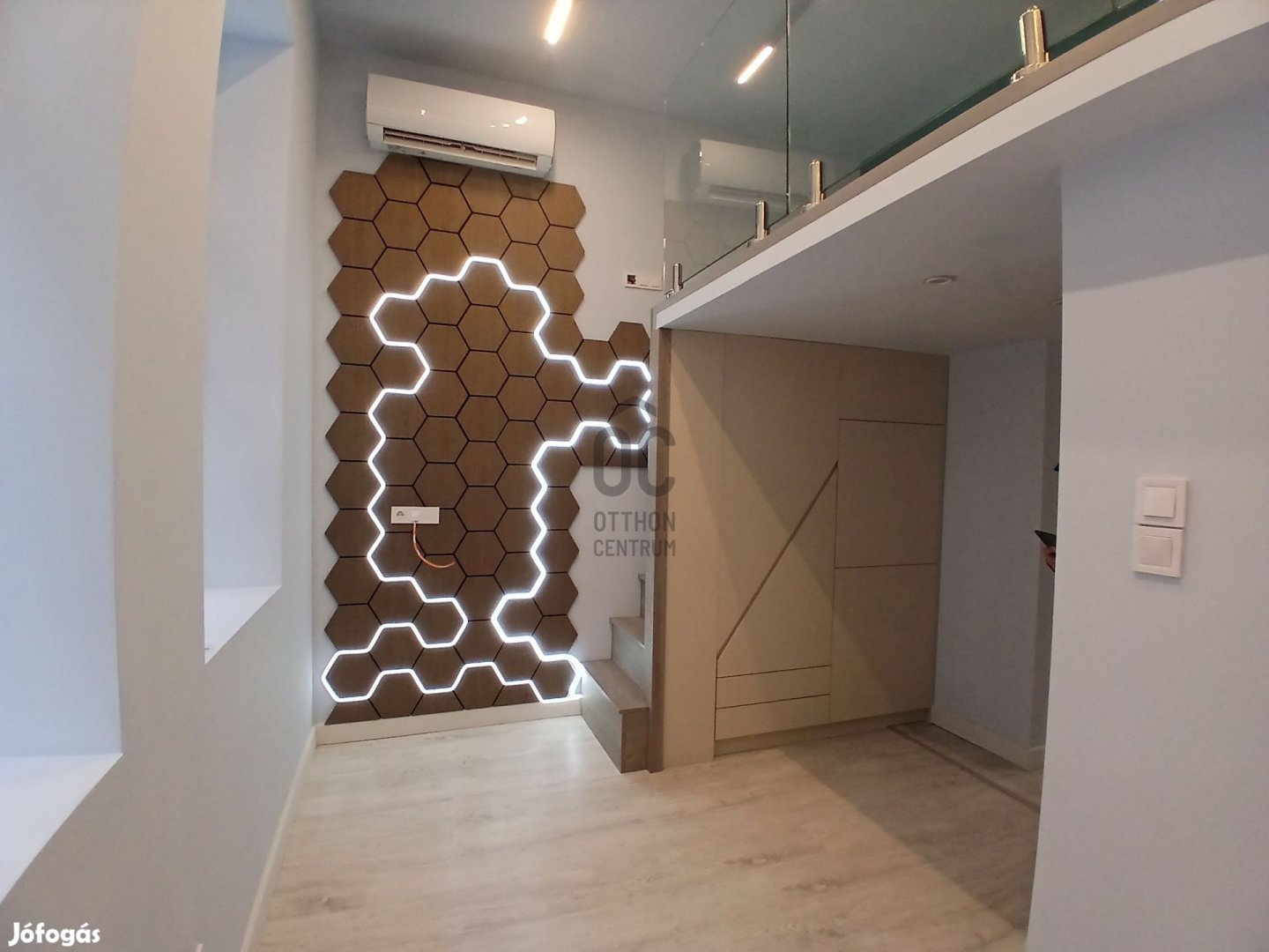 FELÚJÍTOTT GALÉRIÁS GARZON A KLAUZÁL TÉRNÉL