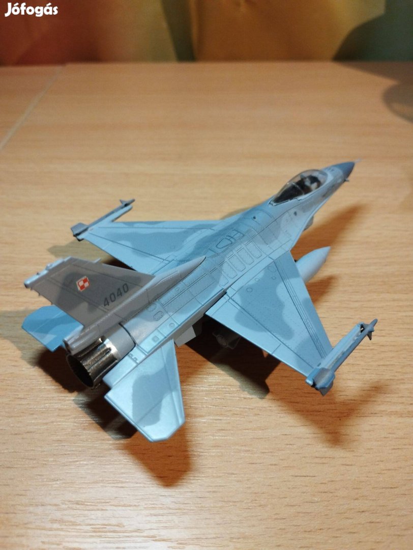 F-16C vadászgép modell talppal