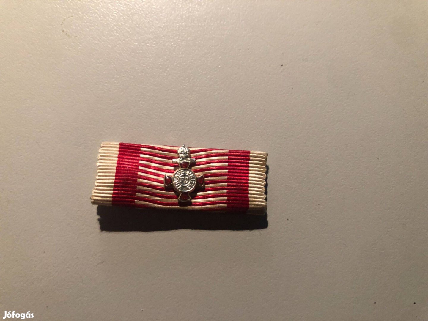 F.J. koronás érdemkereszt miniatűr, szalagsávon