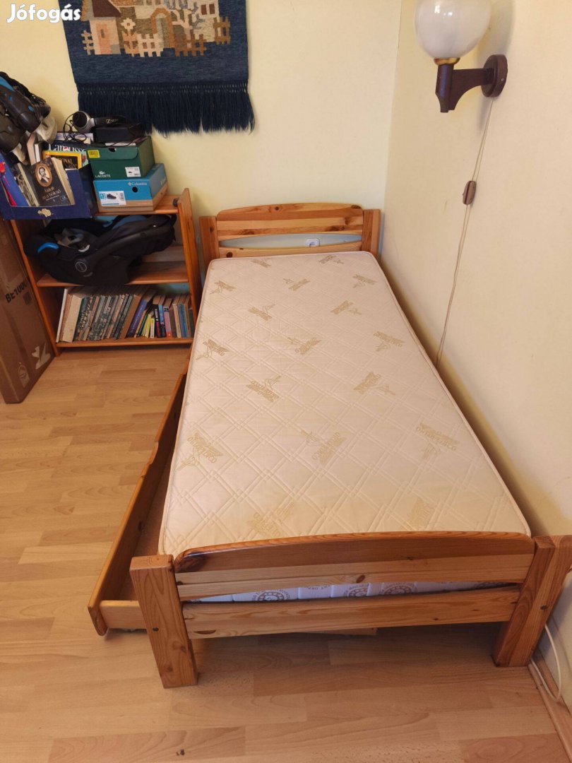 Fa ágy matraccal és ágyneműtartóval
