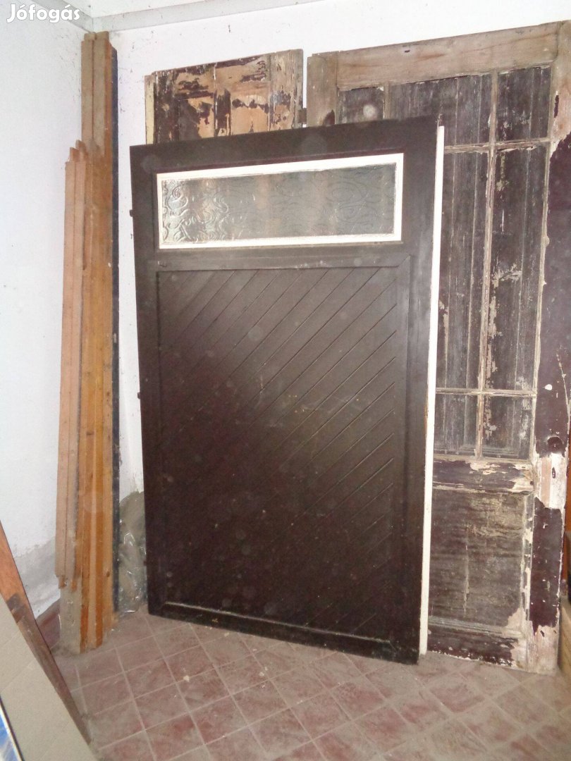 Fa ajtó, középen nyíló garázsra