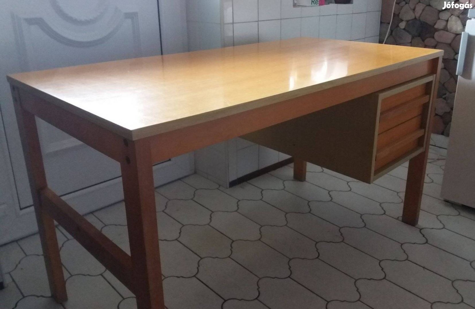 Fa asztal,- íróasztal