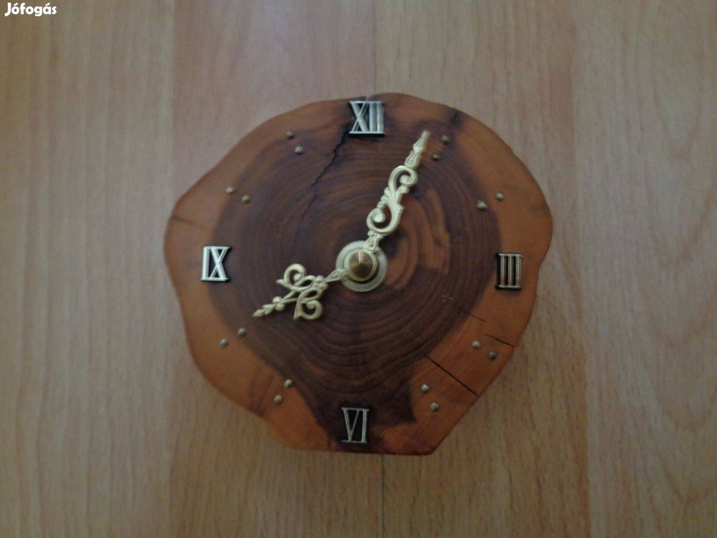 Fa asztali óra