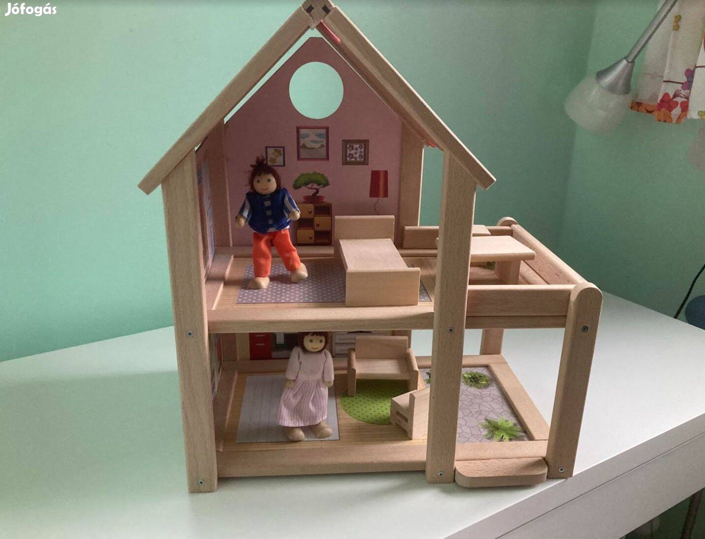 Fa babaház Doll's House Eichhorn komplett bútorokkal és 2 figurával