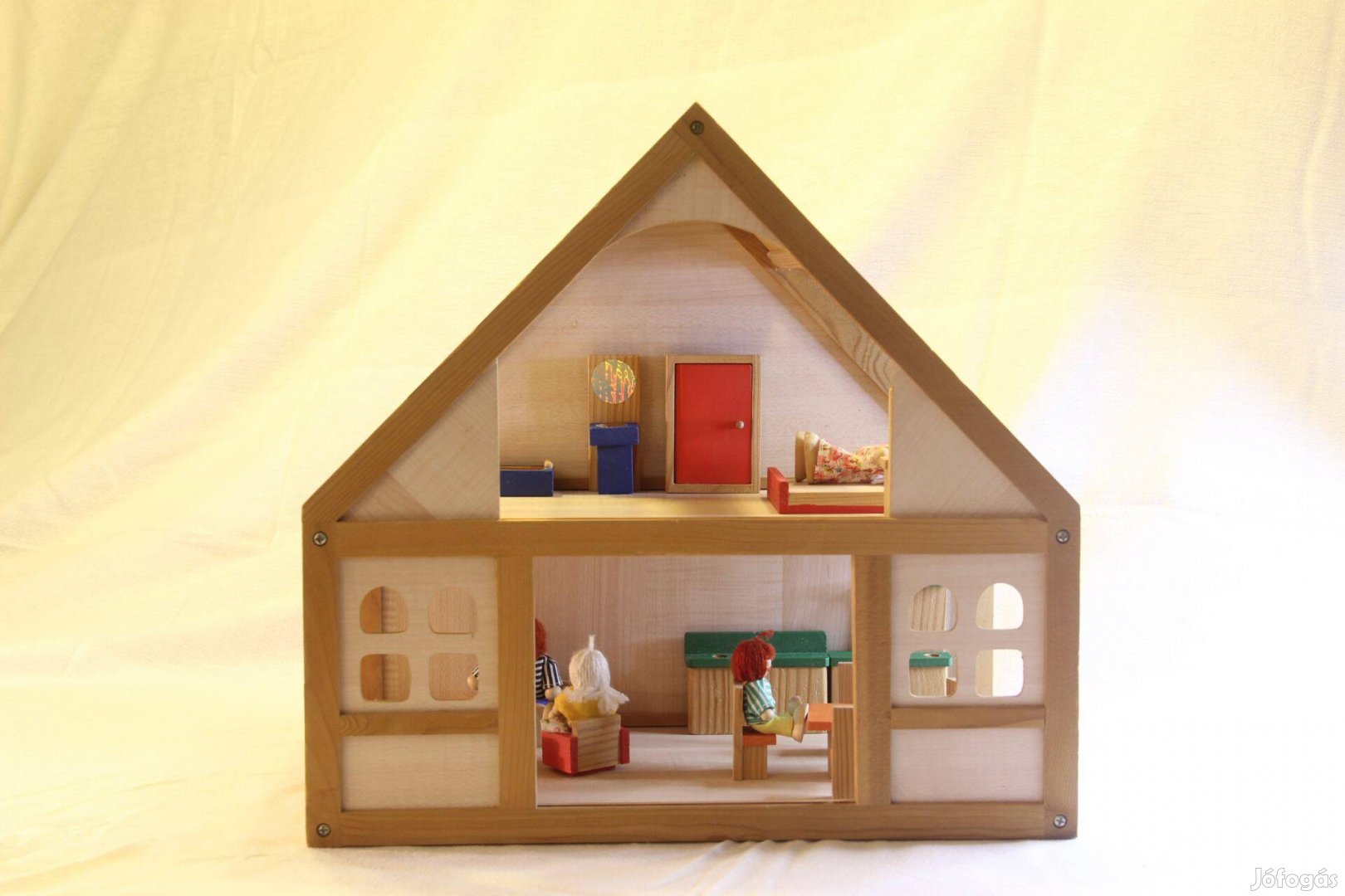 Fa babaház figurákkal