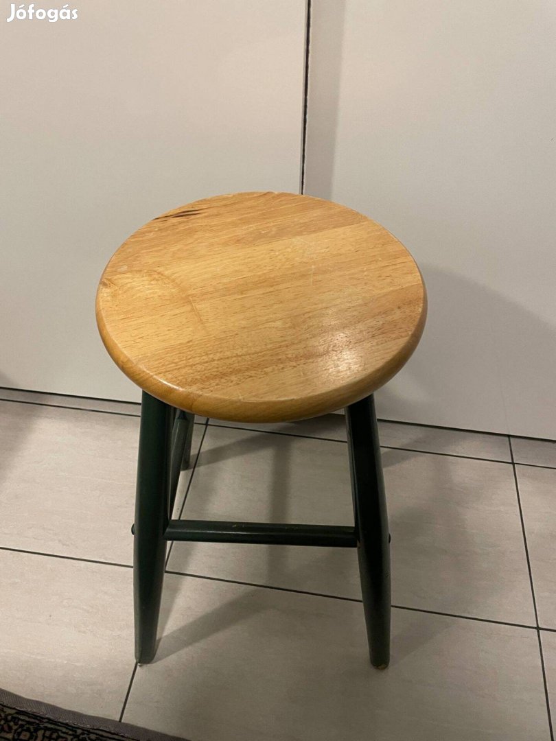 Fa bárszék zöld lábakkal