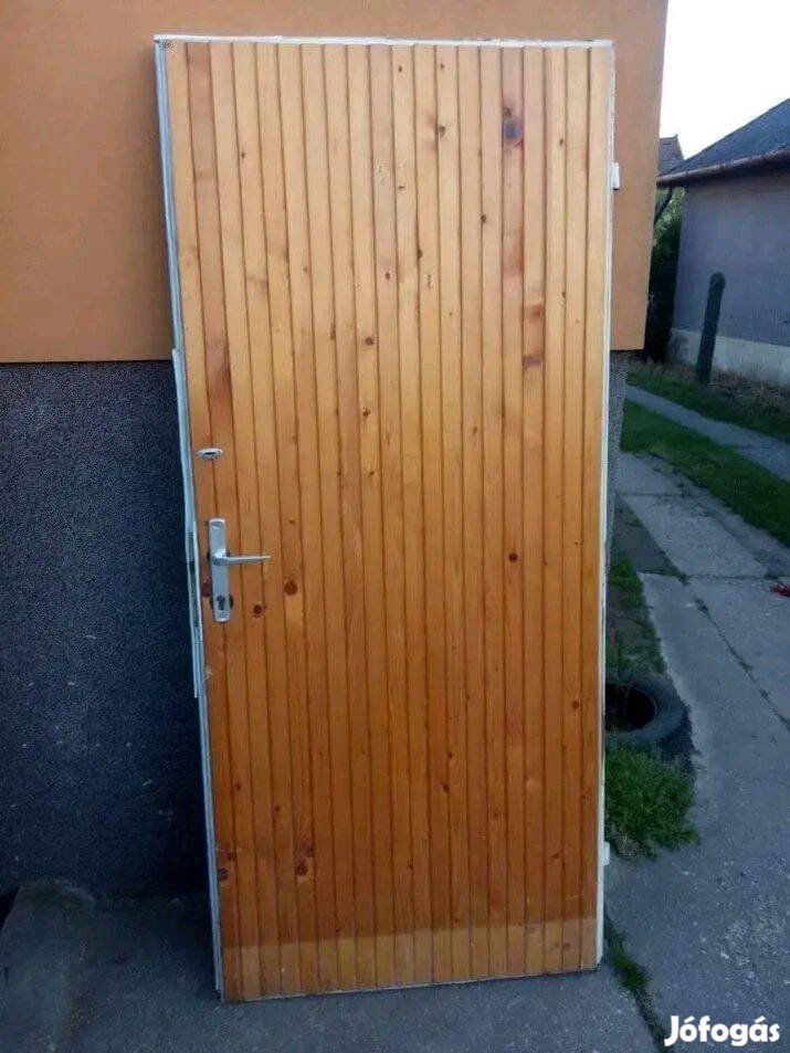 Fa bejárati ajtó
