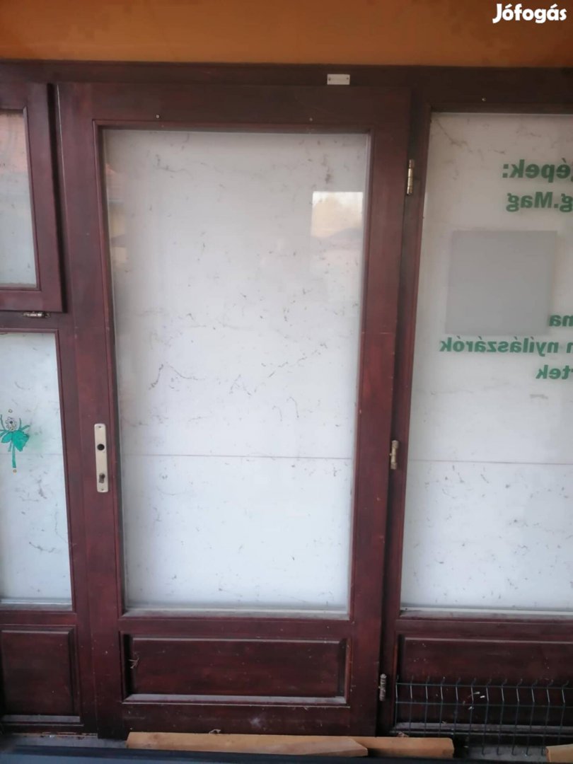Fa bejárati portál, bejárati ajtóval és ablakkal