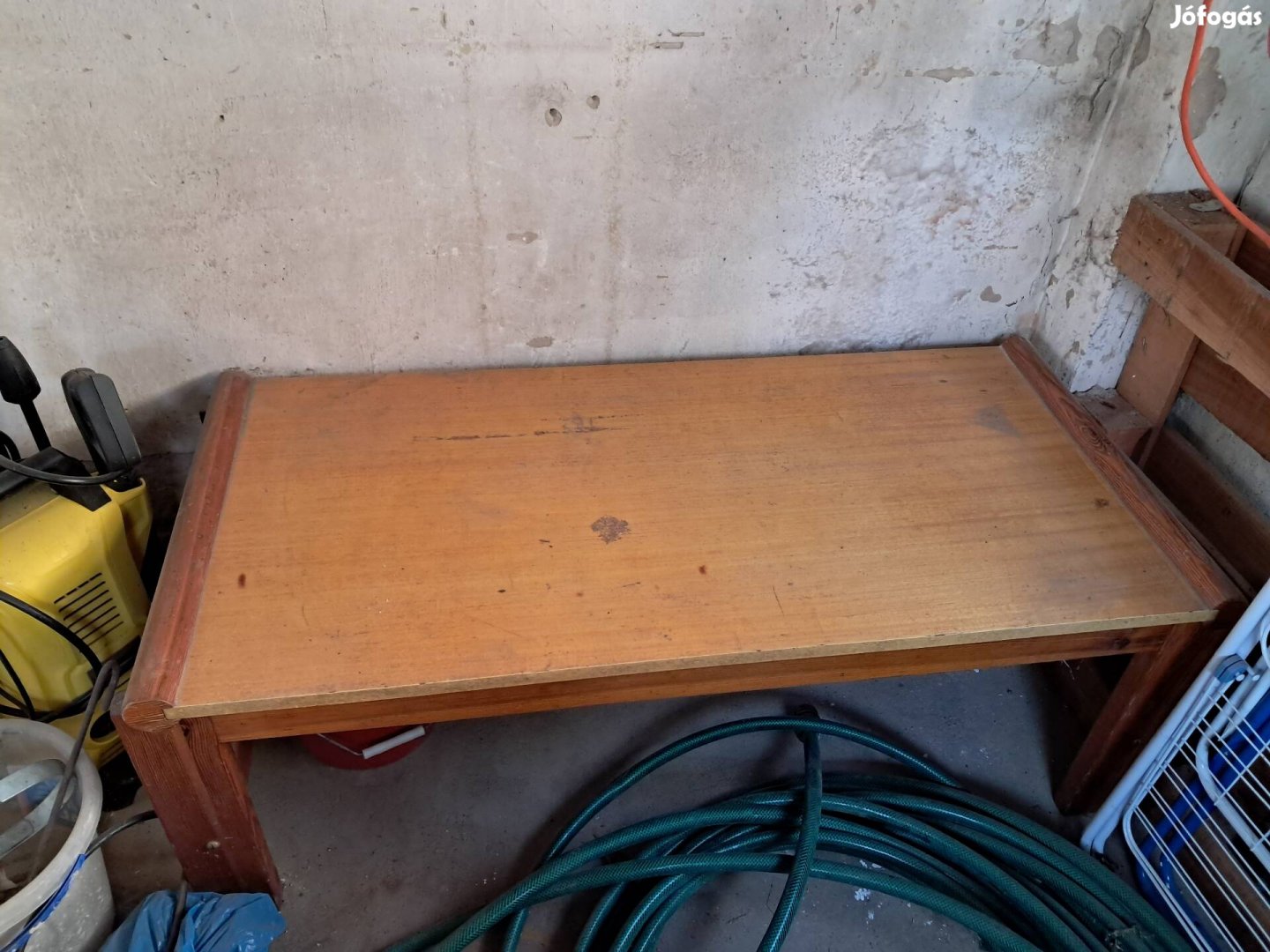 Fa dohányzó asztal