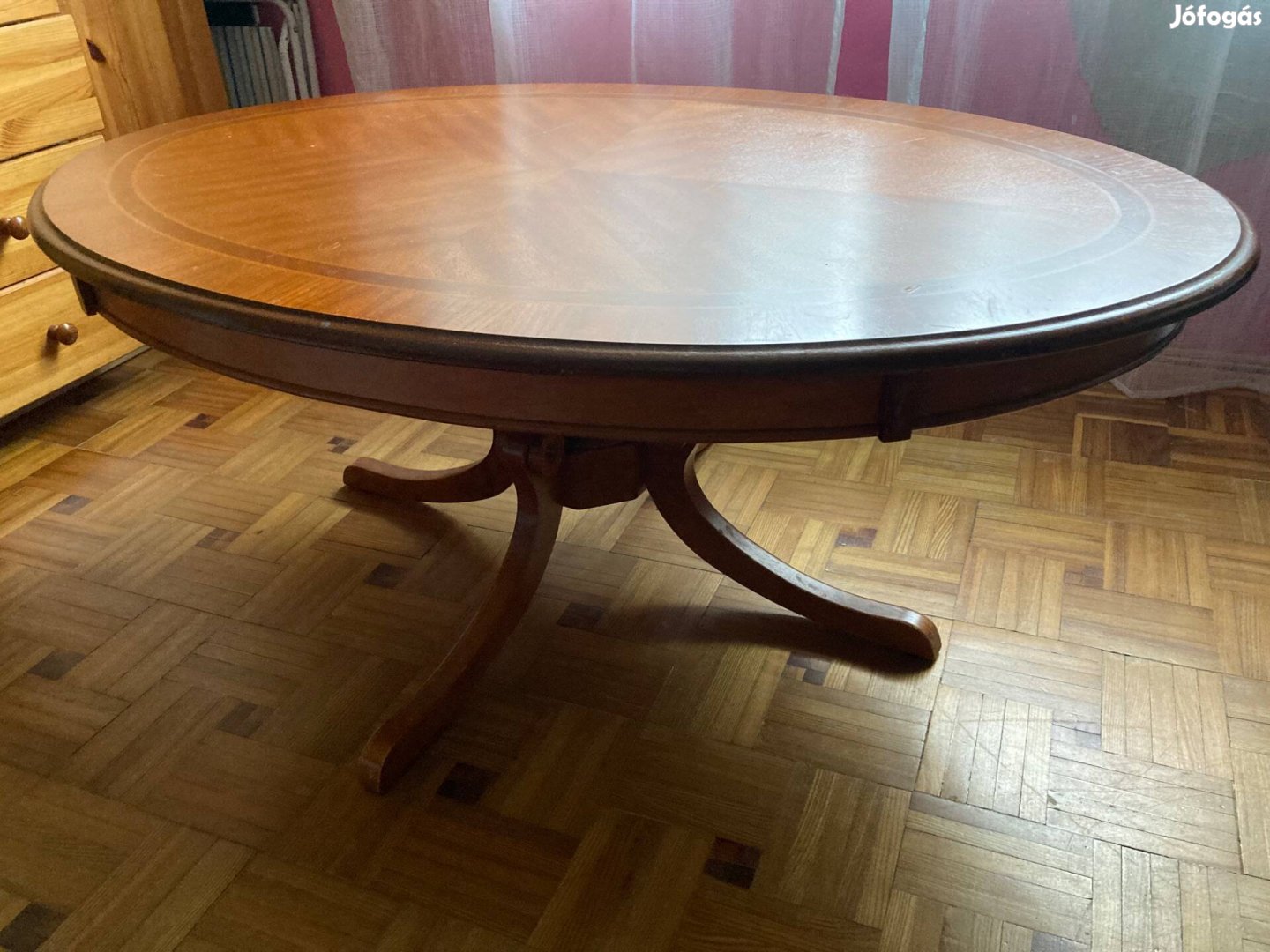 Fa dohányzóasztal klasszikus stílusú!