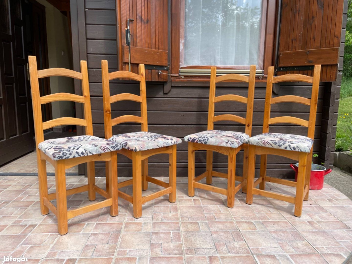 Fa étkezőasztal 4 székkel
