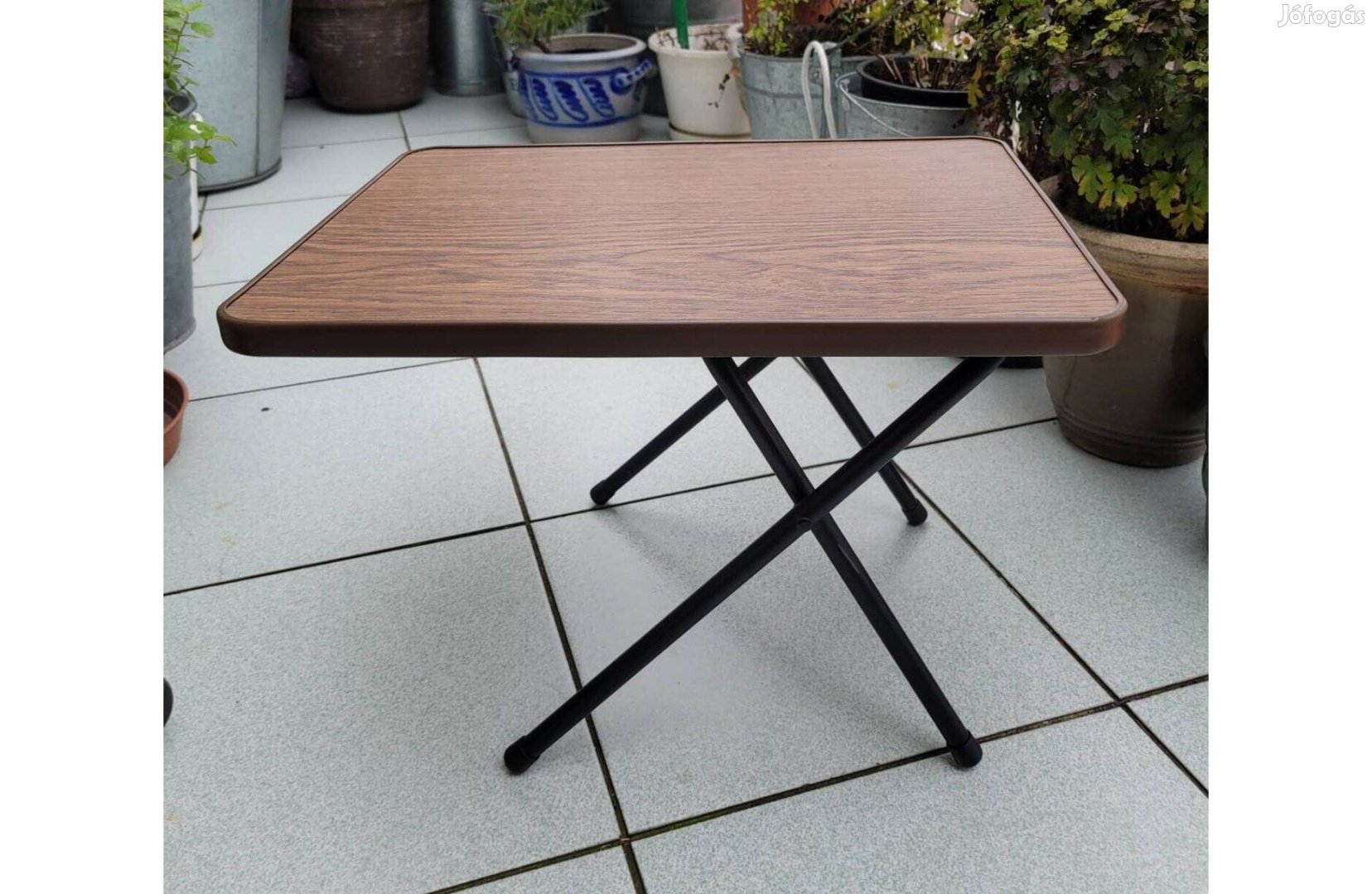 Fa-fém állítható kis asztal