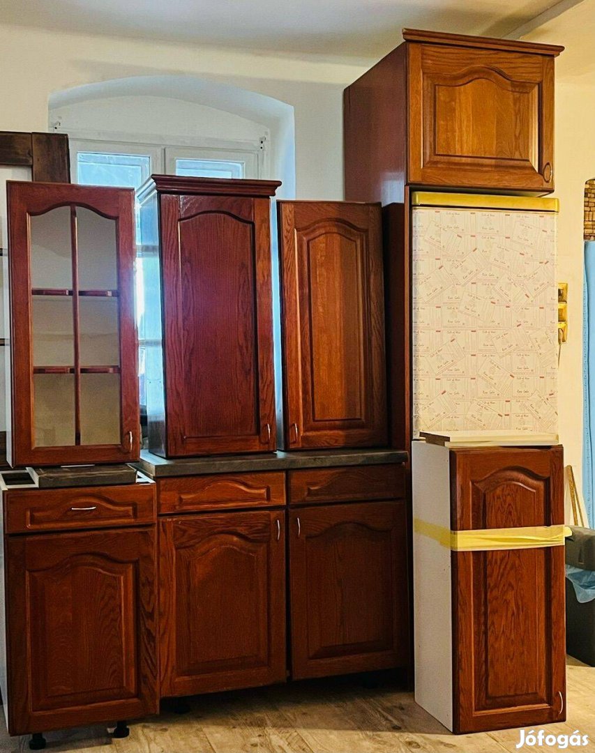 Fa frontos konyhabútor, 2 medencés mosogatóval, hűtővel