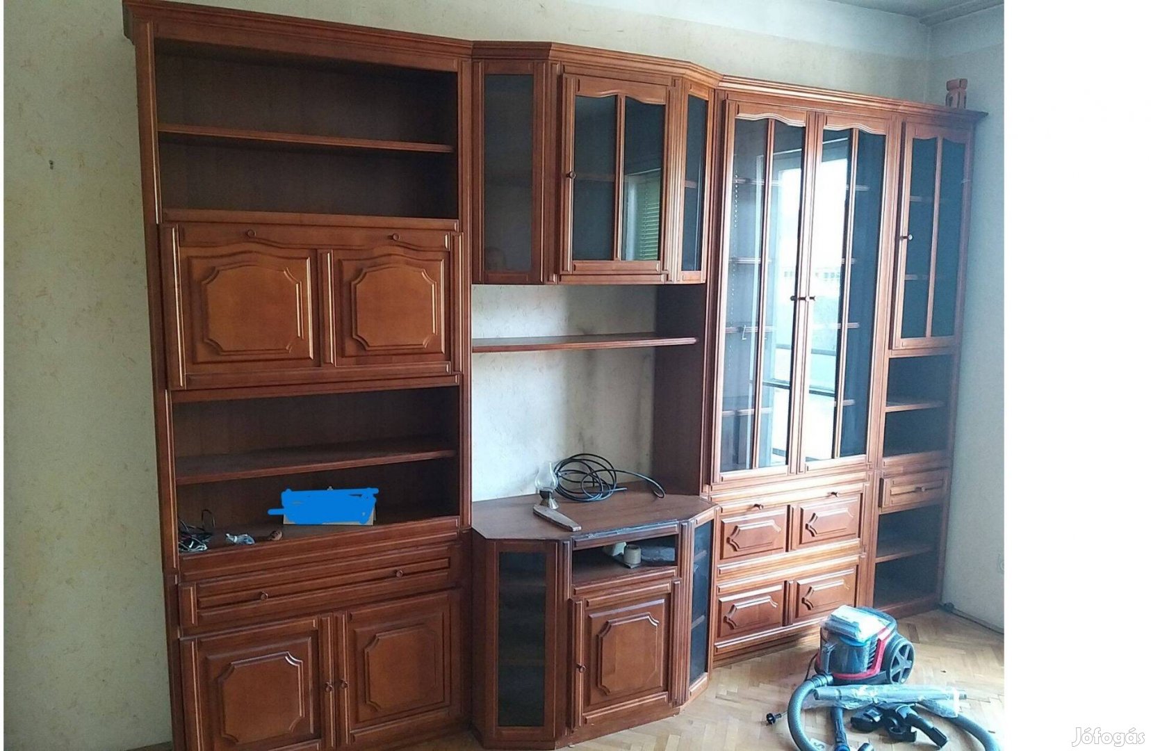 Fa frontos nappali szekrénysor