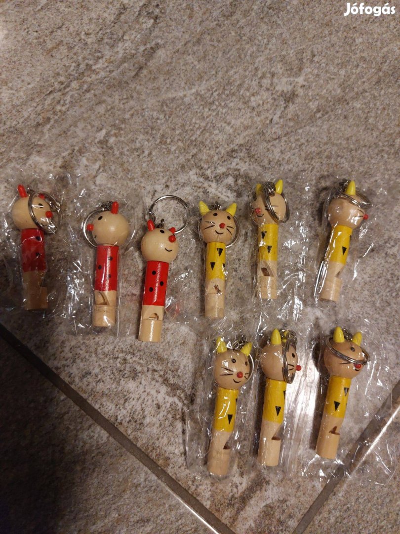 Fa fütyülös kulcstartók