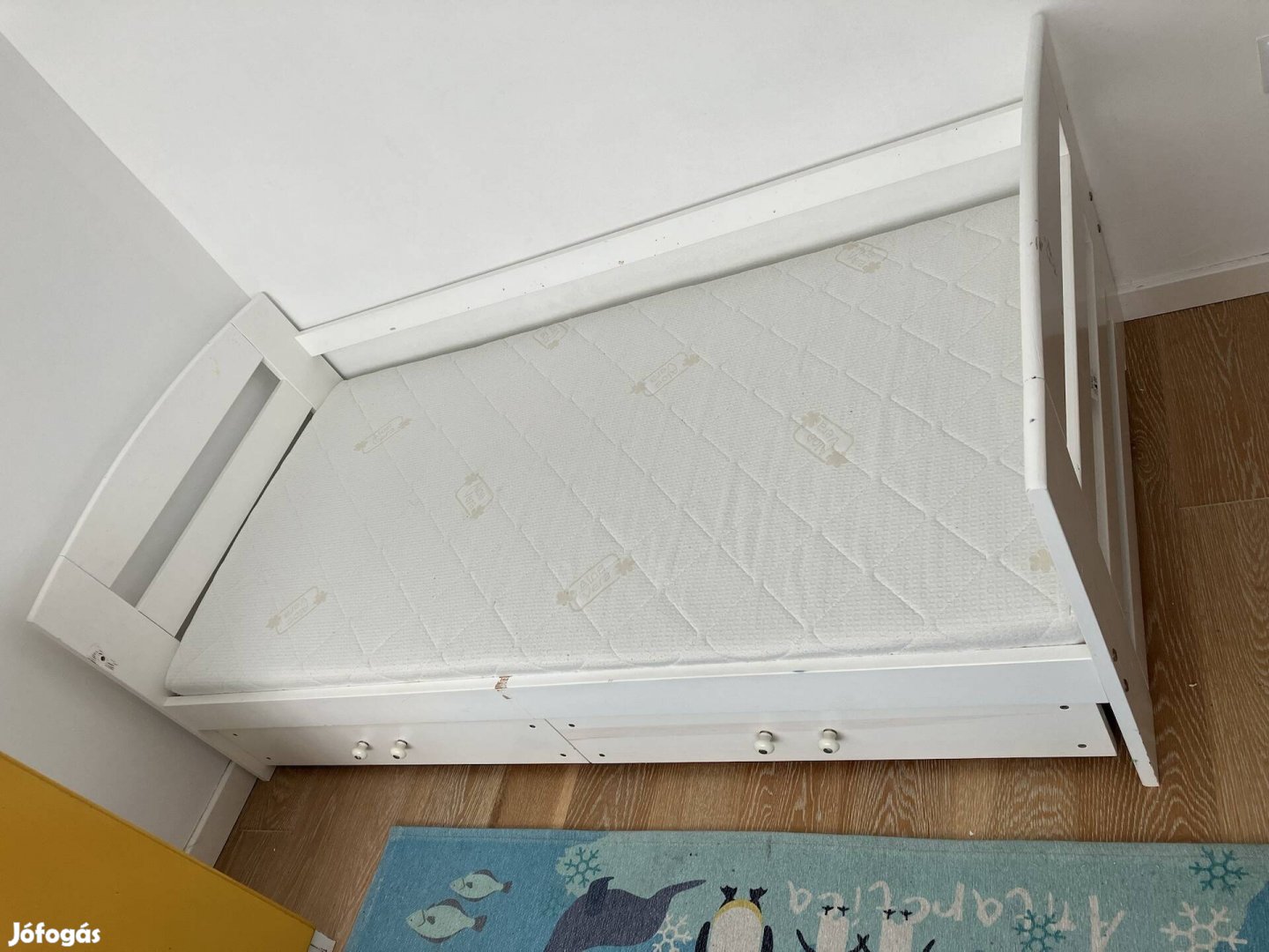 Fa gyerekágy ágyneműtartóval, matraccal 160x90
