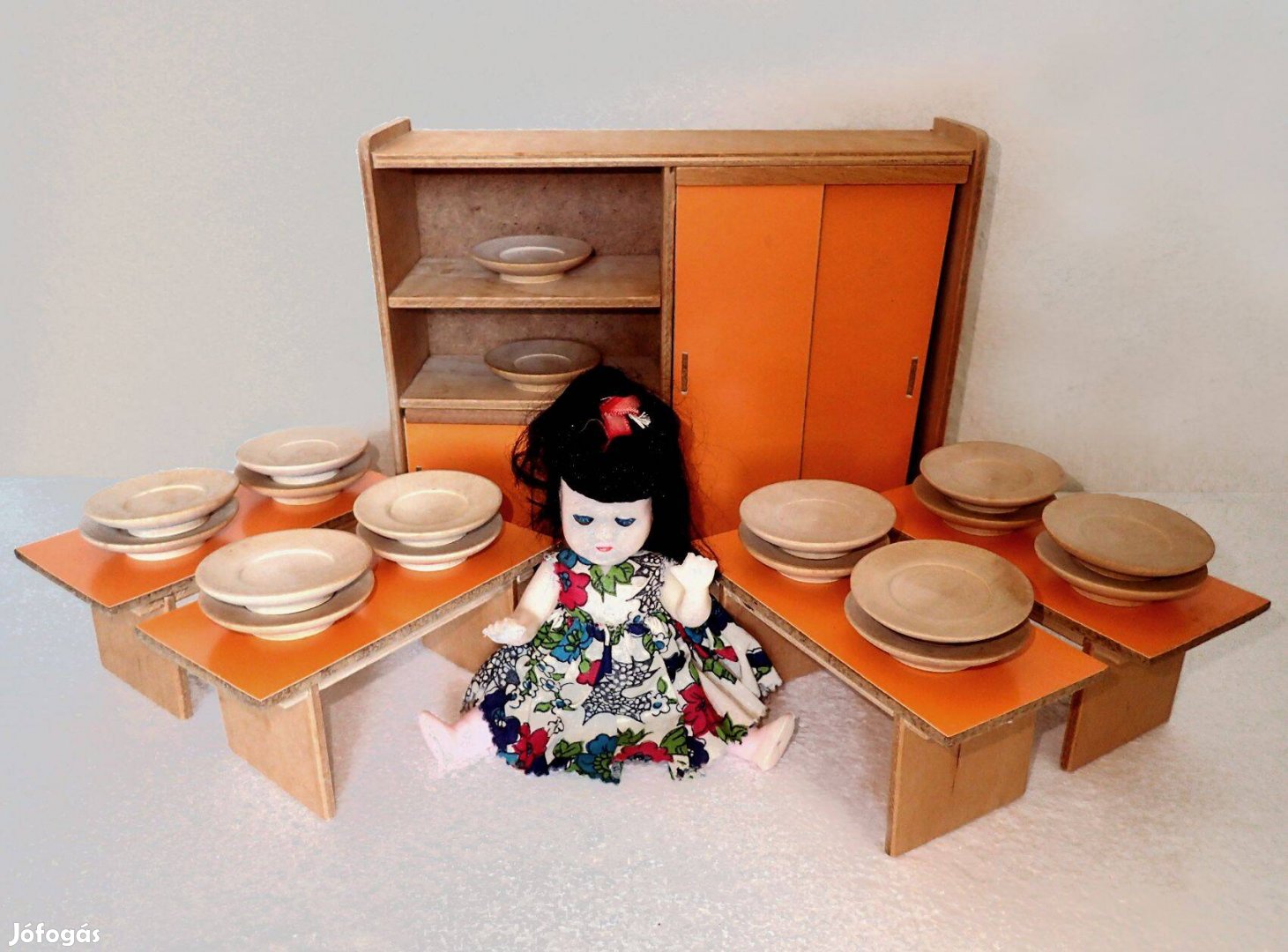 Fa játékbútor bababútor babaház játék szekrény asztal tányér baba