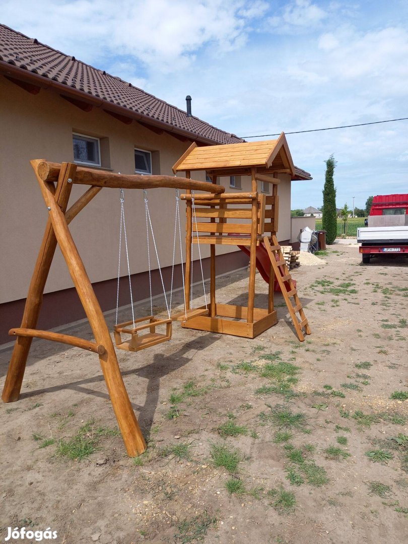 Fa játszóvár hintás csúszdás homokozós