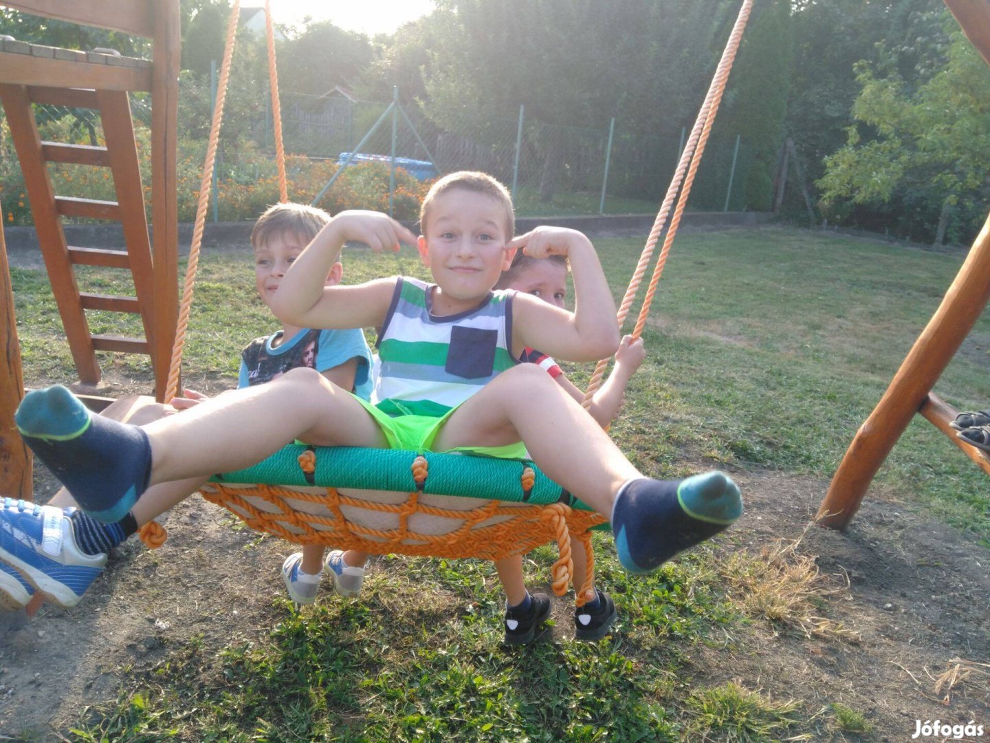 Fa játszóvár hintás csúszdéás homokozós