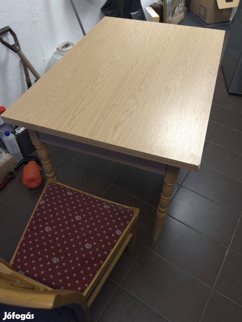 Fa kihúzható étkezőasztal 4db székkel