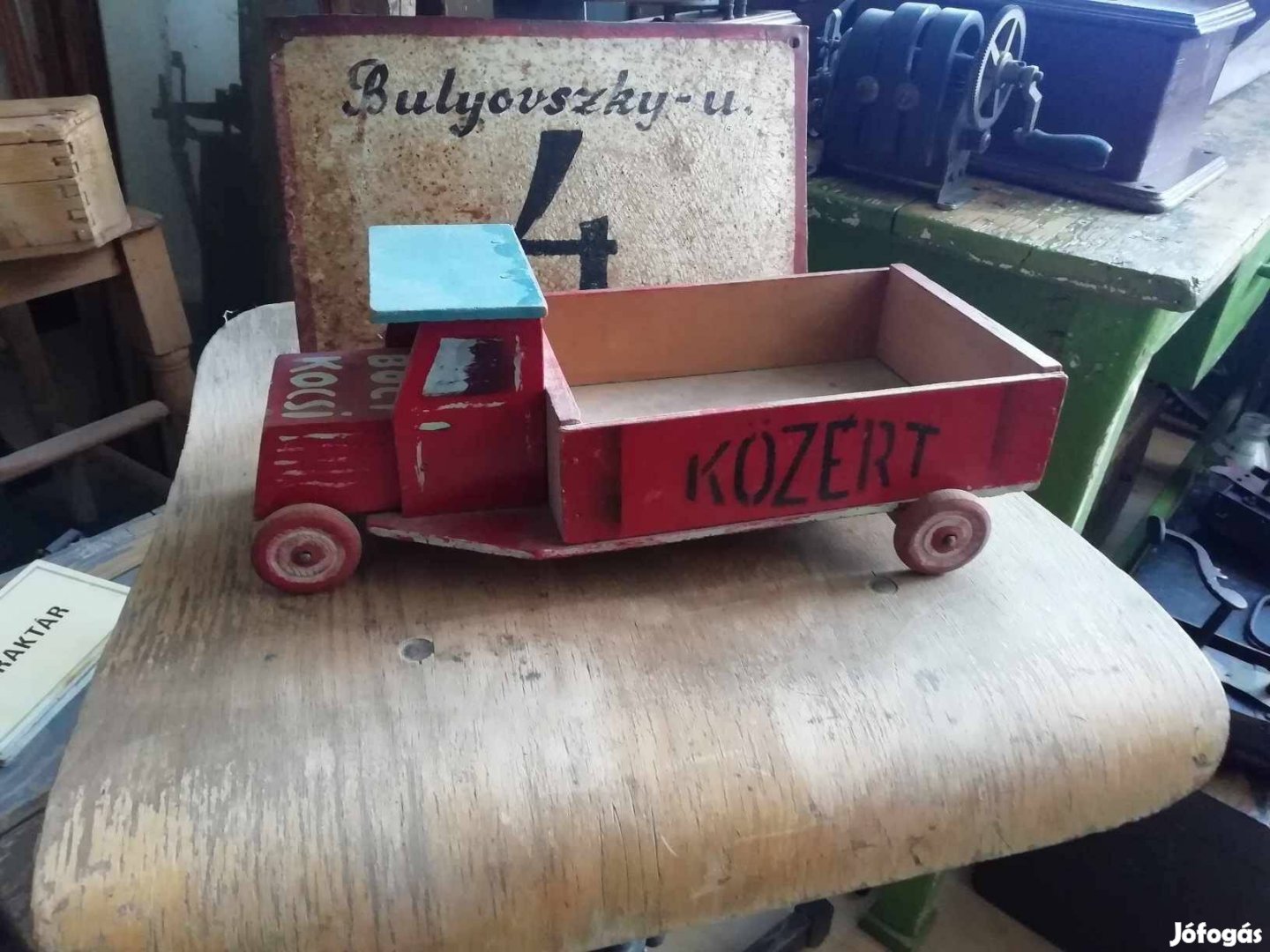 Fa kisteherautó, 1960-as évekből, KÖZÉRT felirattal az oldalán