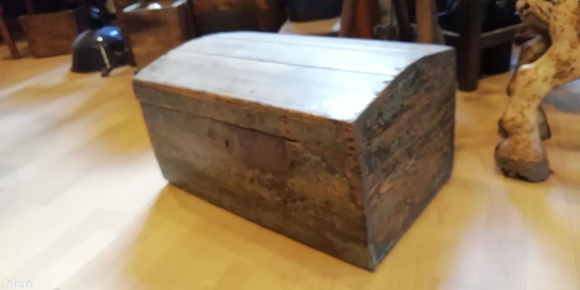 Fa láda, régi kopottas láda, dekoráció, loft