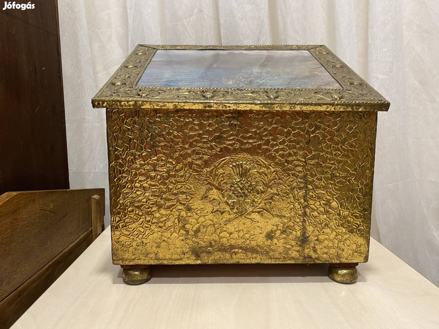 Fa láda sárgaréz dombor mintás borítással